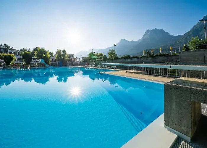 Aaa Allegra Rojo With Mountain View